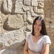Soy una persona simpática, extrovertida, responsable y comprometida. Me encanta enseñar y compartir mis conocimientos